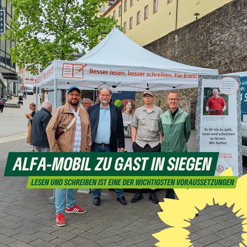 Gruppenfoto vor dem Stand des ALFA Mobils am Kölner Tor